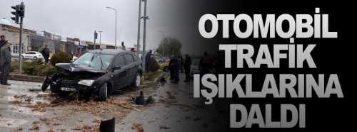 Otomobil  trafik ışıklarına daldı  