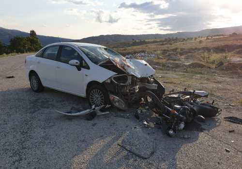 Otomobil Motosiklet  Kafa Kafa Çarpıştı!
