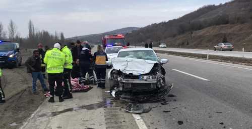 Otomobil Traktöre Çarptı: 2’si Ağır 3 Yaralı