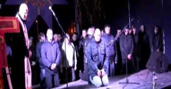 Polisler halktan diz çökerek özür diledi