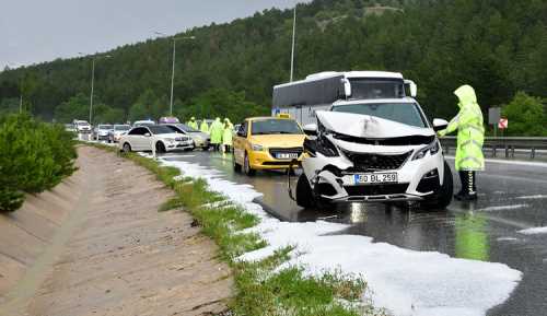 Sağanak ve dolu zincirleme trafik kazaları  meydana getirdi