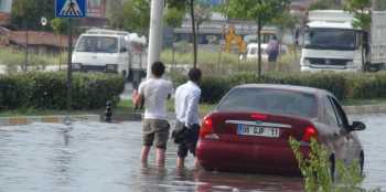 Sağanak yağmur Çorum’da hayatı felç etti