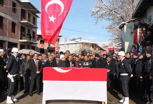 ŞEHİT POLİS MUSTAFA YAŞAR SON YOLCULUĞUNA GÖZYAŞLARIYLA UĞURLANDI