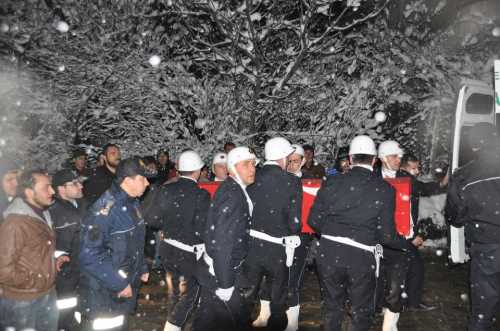 ŞEHİT YAKINI PKK'LILARA BÖYLE SESLENDİ "FİSTAN GİYEN,ETEK GİYEN ŞEREFSİZLER"