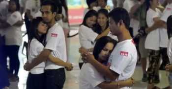 Sevgililer Günü'nde 26 saat 26 dakika 26 saniye sarıldılar