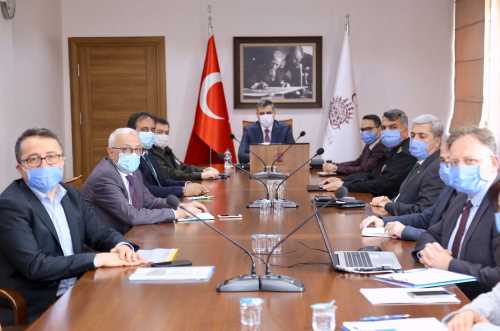 Sinemaların açılış tarihi 1 ay daha erteledi