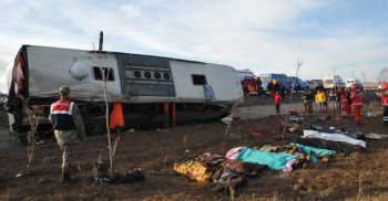 Sivas'ta yolcu otobüsü devrildi