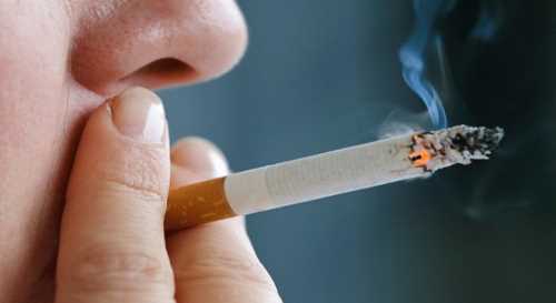 Sokakta sigara içen kadına müdahale etti cadde karıştı