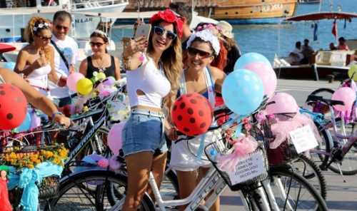 Süslü kadınlar Çorum'da pedal basacak