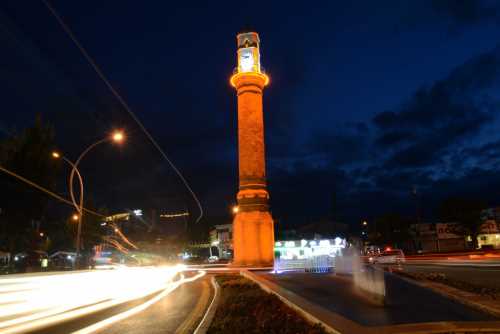 Tarihi Saat Kulesi ihtişamıyla göz dolduruyor