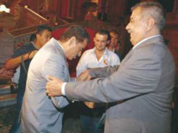 Tatlısses Elini öptüğüm günü yazıklar olsun