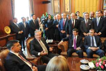 TBMM'DE İSMET YILMAZI İLK TEBRİK EDEN  USLU OLDU