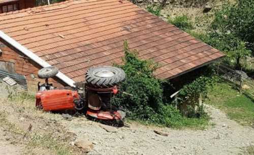 Traktör şarampole yuvarlandı 