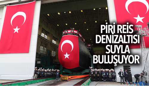 Türkiye Denizaltısı 'Piri Reis' havuza indi