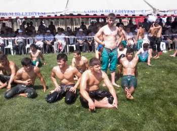 TÜRKİYE'NİN EN İYİ PEHLİVANLARI ÇORUM'DA GÜREŞİYOR