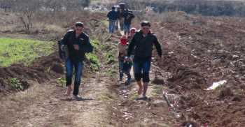  Türkmenler, yalınayak olarak sınırı geçiyor
