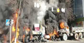 Ukrayna'nın başkenti Kiev'de Bakanlık binasını ele geçirdiler