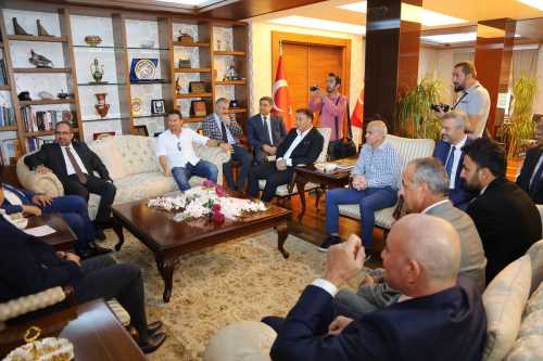 Ünlü Oyuncular Çorum Valisi Kılıç'ı ziyaret etti