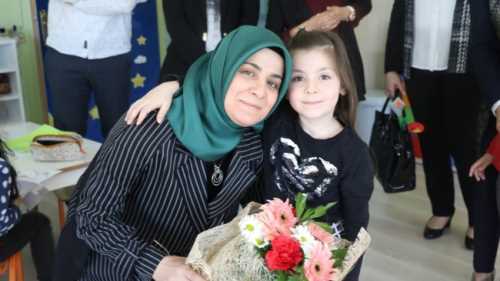 Vali eşinden miniklere ziyaret 