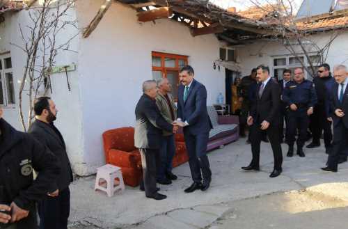 Vali Mustafa Çiftçi Şehit babasının ziyaret etti