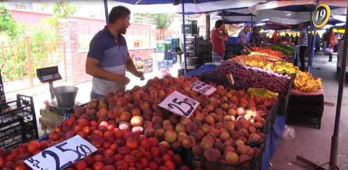 YAZ MEYVELERİ DAHİ PAZARDA FİYATLARI DÜŞÜRMEDİ