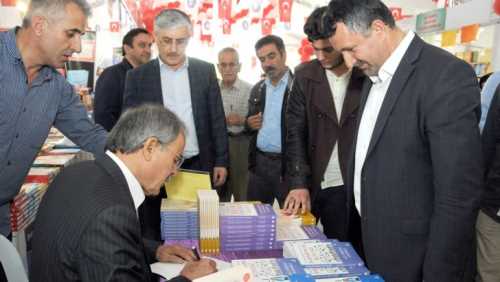 Yazar Kavaklı "Saray gibi bir okulda okuyorsunuz"