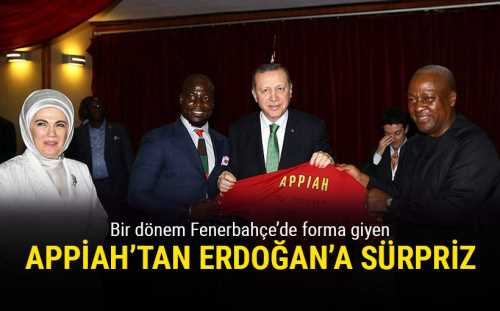 Yemekte, Türkiye'de daha önce futbol oynayan Ganalı Stephen Appiah, daha sonra Erdoğan'a milli takım formasını hediye etti.