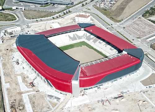 Yeni Stadda Çim Serimi Başladı