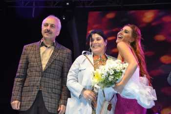 Yıldız Tilbe Çorum’da Üşüyünce Hırkayla Konser Verdi