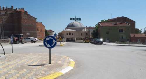 Yol Ortasında Kalan Cami şaşırtıyor 