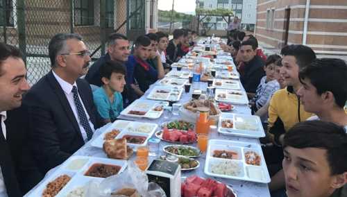 Yusuf Ahlatcı, Sevgi Evlerinde İftar Yaptı