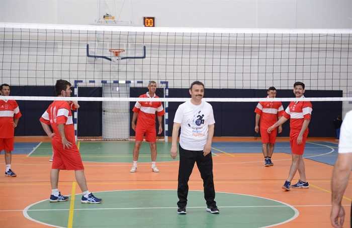 ​Çorum Belediye Başkanı Muzaffer Külcü, protokol üyeleri ile birlikte Engelliler Haftası nedeniyle işitme engelliler voleybol takımı ile dostluk maçı yaptı