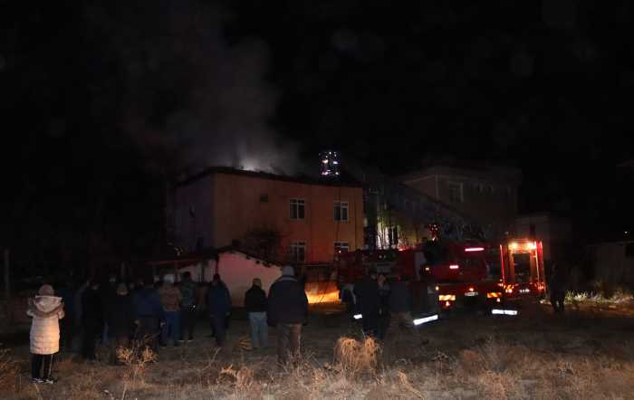 2 Katlı bir binada çıkan yangın mahalleyi sokağa döktü