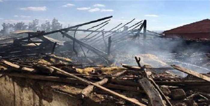 30 ton buğday, 2 kamyon saman kül oldu