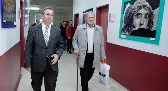 72 yaşında üniversiteli oldu,ilk derse bastonuyla geldi