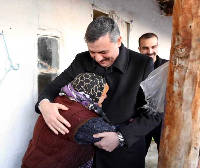 90 yaşındaki Pakize teyzenin Vali sevgisi