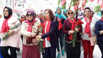 AK KADINLARIN ANNELER GÜNÜ YÜRÜYÜŞÜ