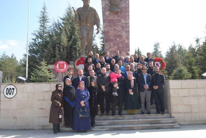 AK Parti Çorum İl yönetimi 18 Mart Şehitleri Anma Günü ve 101.Çanakkale Zaferi’nin nedeniyle Garnizon Şehitliği’nde  Yasin-i Şerif okudu.