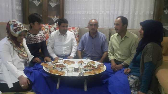 Ak Parti Çorum Merkez İlçe Başkanı Yaşar Anaç “Sofranız Soframızdır"iftar programları ile mahalle başkanlarıyla belirlediği ailelerle buluşmaya devam ediyor