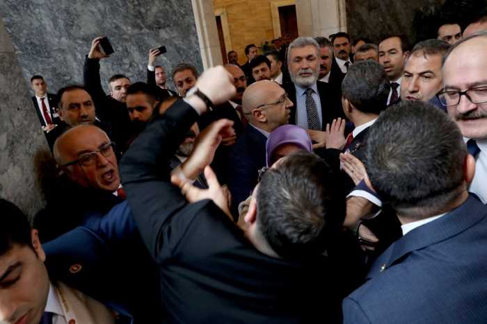 AK Parti’li ve HDP’li vekiller birbirine girdi