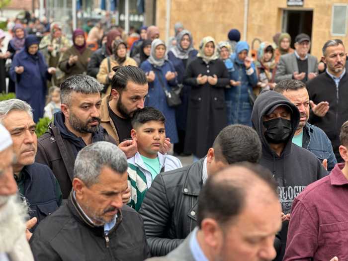 Akşemseddin Caminin Önünde yükselen ses!