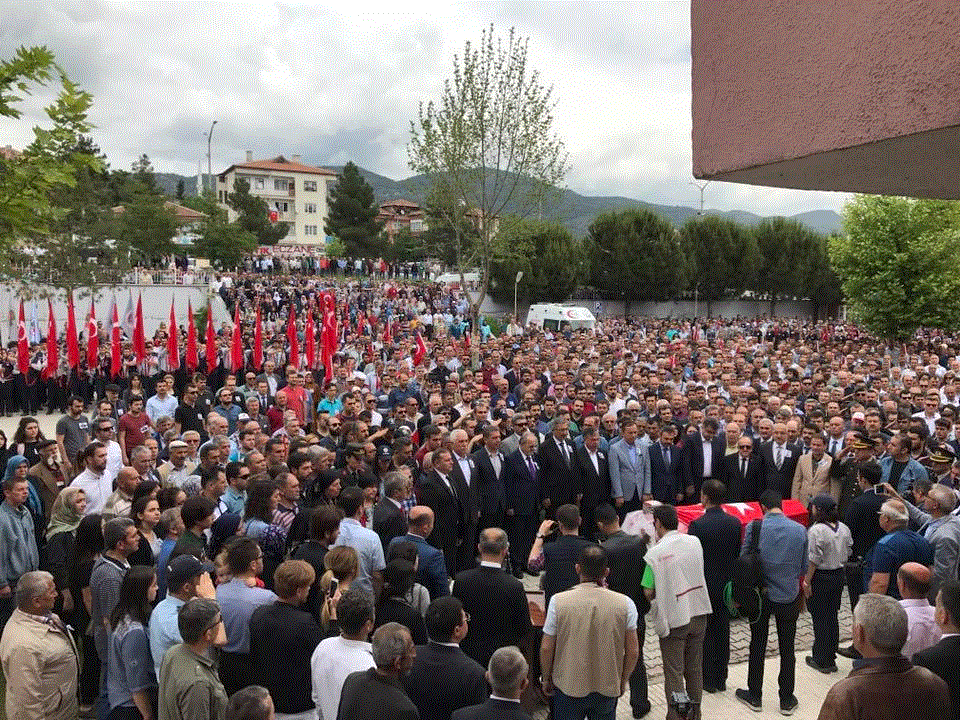 AL YAZMALI ŞENAY HOCA SON YOLCULUĞUNA GÖZYAŞLARI İÇİNDE UĞURLANDI 