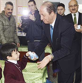 ALBAYRAK İLKOKULUNDA SÜT DAĞITIMI