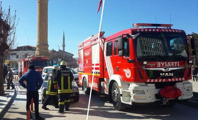 Alev alan otomobili zabıtalar söndürdü 