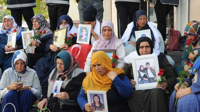 Annesi HDP önünde eylem yapan PKK'lı genç kız kaçtı