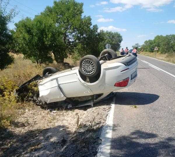 Araç yolun sağındaki tarlaya takla attı