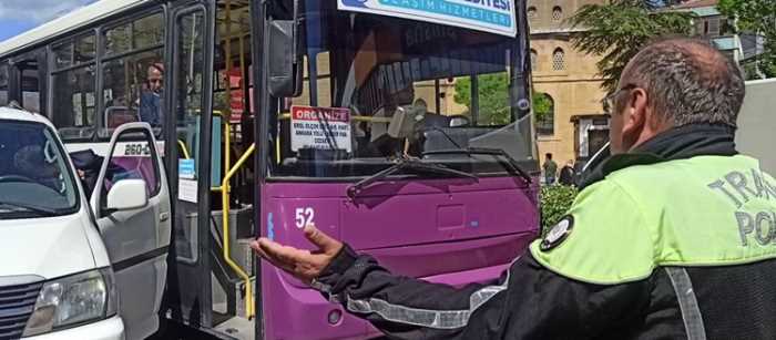 Aracı Hatalı park etti  trafiği felç etti 