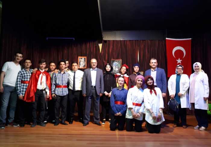 Atatürk Anadolu Lisesi  Sahne aldı