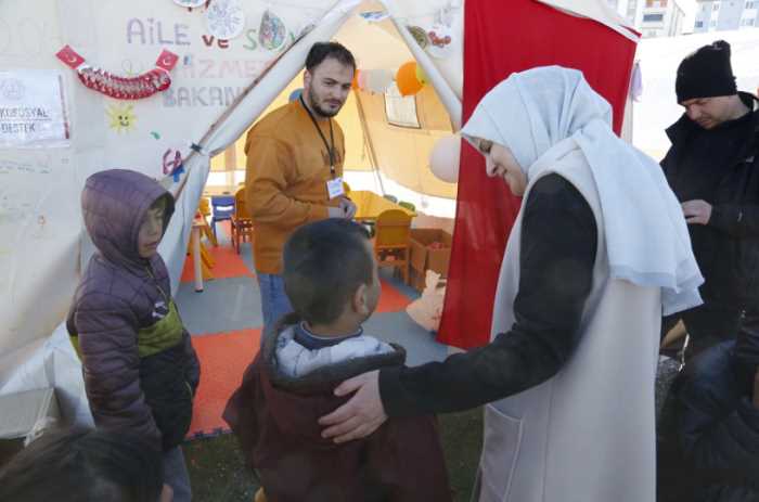 Azime Çiftçi Afşin'de depremzedeleri ziyaret etti