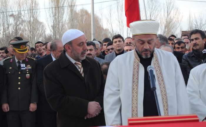 Babası Şehit Oğlunun Cenazesini Kıldırıyor